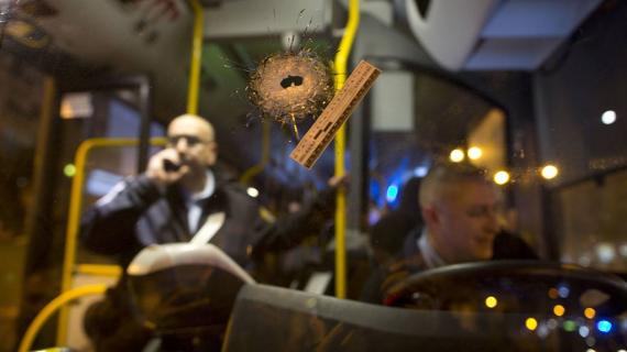 الحافلة التي أطلق النار عليها في تل أبيب