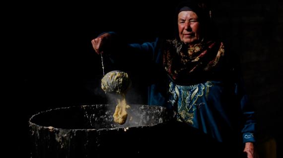 الحاجة أم كمال بواطنة (72 عامًا) تعمل في طبخ الصابون البلدي منذ أكثر من أربعين عاماً