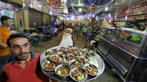تناول السحور في شوارع العاصمة المصرية القاهرة