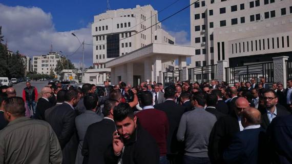 وقفة احتجاجية لنقابة المحامين أمام مجلس الوزراء برام الله بعد قيام أجهزة السلطة باعتقال محامي من داخل المحكمة