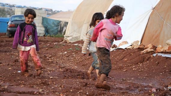 الشتاء يفاقم من معاناة السوريين النازحين بالمخيمات شمال حلب