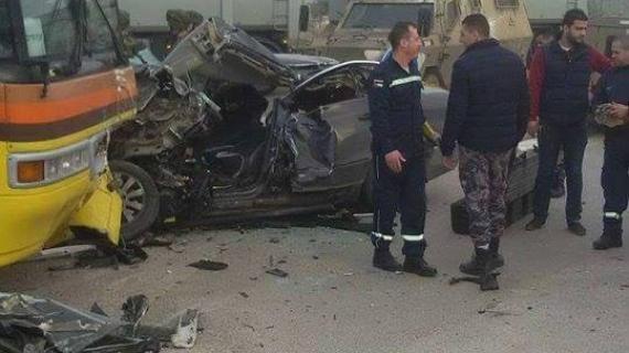 وفاة مواطنة واصابة اثنين بحالة خطرة جراء حادث تصادم مركبة فلسطينية بحافلة اسرائيلية