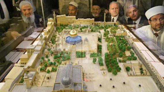 تركي يصنع مجسما للمسجد الأقصى بتراب من القدس.