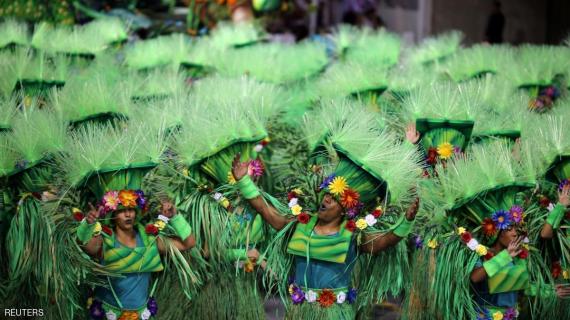 مئات الآلاف يتدفقون على شوارع البرازيل  للمشاركة في أحد أقدم وأكبر الكرنفالات