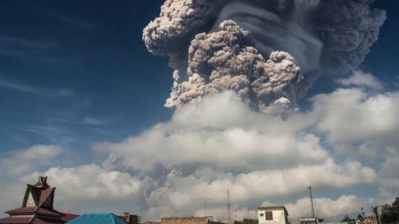 ثوران بركان جبل "سينابونغ" في جزيرة سومطرة الإندونيسية