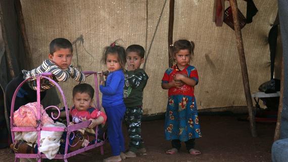 سوريون في إحدى مخيمات النزوح