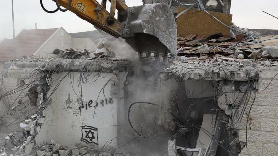 الاحتلال يهدم وحدات استيطانية في مستوطنة عوفرا شرق رام الله.