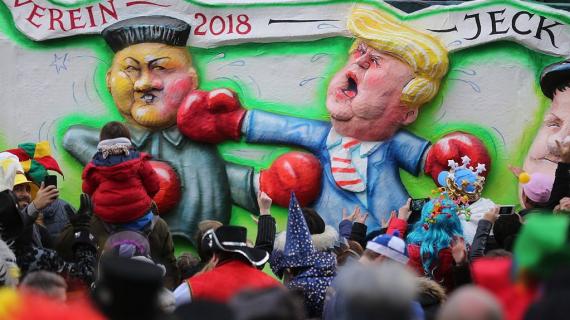 مجسمات للرئيس الأميركي وزعيم كوريا الشمالية خلال الكرنفال التلقيدي بألمانيا