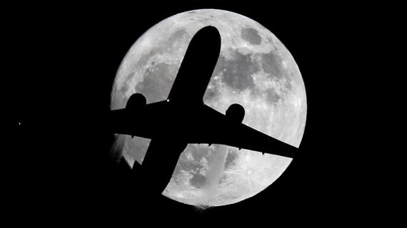 العالم يتابع القمر العملاق مع اقترابه إلى أقرب مسافة من الأرض منذ عام 1948