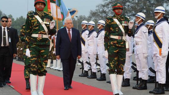 رئيس السلطة وحركة فتح محمود عباس يصل بنغلادش في زيارة رسمية .