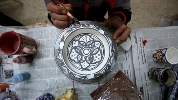 فن الرسم على السيراميك في الخليل تصوير: Mussa Issa Qawasma