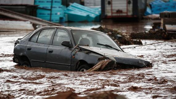 مصرع 13 شخص جراء الفيضانات الناجمة عن هطول أمطار غزيرة في العاصمة اليونانية أثينا