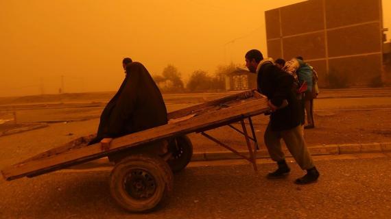 عائلات عراقية تفر من الموصل بسبب المعارك في ظل الأجواء العاصفة تفاديا لاستهدافهم