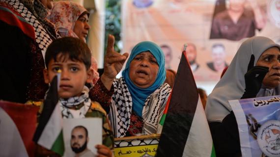 وقفة تضامنية مع الأسرى في سجون الاحتلال أمام مقر الصليب الأحمر في غزة