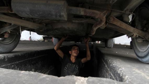 طفل فلسطيني في رفح جنوب قطاع غزة يمارس مهنة "إصلاح السيارات"