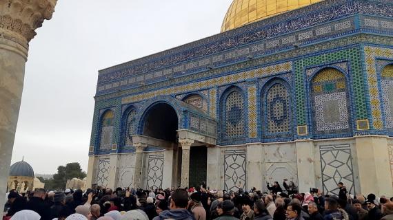 الاحتلال يغلق أبواب مسجد قبة الصخرة ويحاصر المصلين داخله