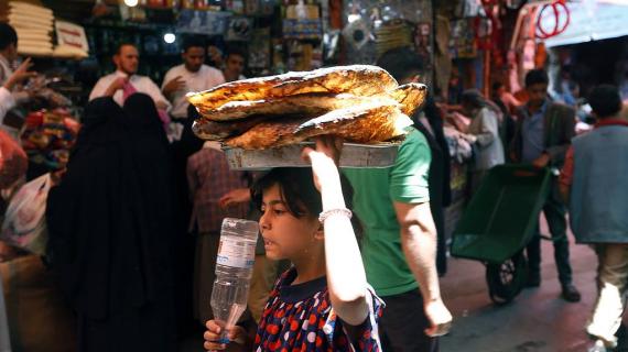 أسواق المدينة القديمة في العاصمة اليمنية #صنعاء تستعد لاستقبال شهر رمضان المبارك