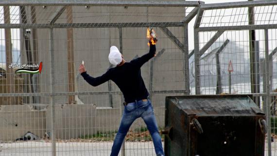 الشبان الفلسطينيون يخوضون مواجهات عنيفة مع قوات الاحتلال محيط معتقل عوفر الإسرائيلي