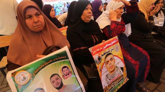 الاعتصام الأسبوعي لأهالي الأسرى الفلسطينيين أمام الصليب الأحمر في غزة