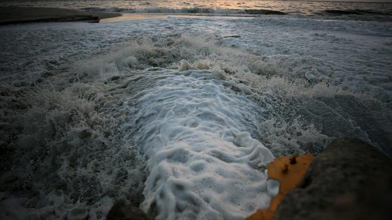سلطة المياه في غزة تمنع السباحة في مناطق عدّة بسبب ارتفاع منسوب أحواض الصرف الصحي