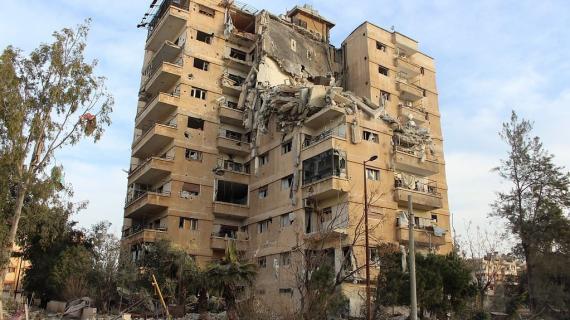 دمار جراء القصف الجوي المتواصل على حي الوعر المحاصر في مدينة حمص