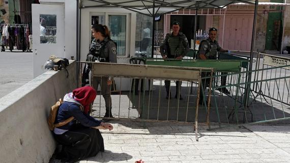 جنود الاحتلال يمنعون فلسطينية من عبور أحد الحواجز قرب الحرم الابراهيمي