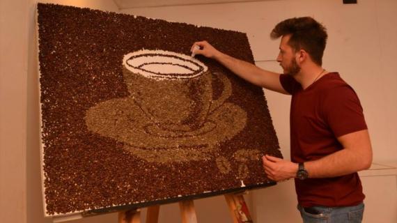 فنان بوسني يرسم لوحاته بالقهوة التركية ويصنع تماثيل من الشوكولا