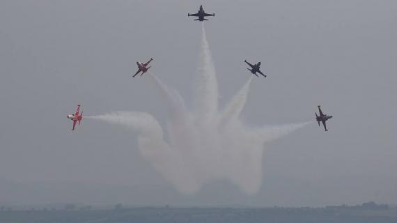 استعراض لسلاح الجو التركي في أجواء مدينة جاناكالي التركية