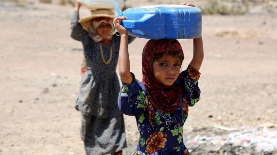 مشاهد مأساوية للنازحين في مدينة المخاء بمحافظة #تعز اليمنية بسبب المعارك المتواصلة