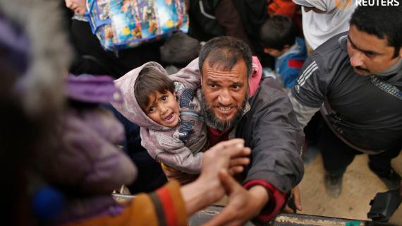 مئات العائلات تواصل النزوح من المعارك الدائرة بين تنظيم الدولة والقوات العراقية في مدينة الموصل