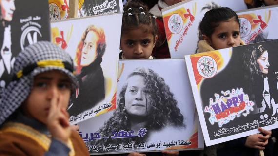 أطفال يتظاهرون أمام مقر الصليب الأحمر في غزة تضامنا مع الاسيرة عهد التميمي