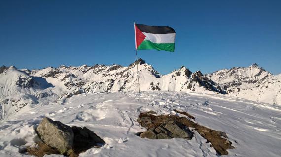 علم فلسطين على جبال تالكيتنا في جنوب ولاية ألاسكا بالولايات المتحدة