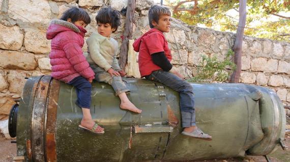 صور صاروخ روسي أرسل لتمزيق اشلائهم لم ينفجر وأصبح أرجوحة لأطفال حلب المحاصرة .