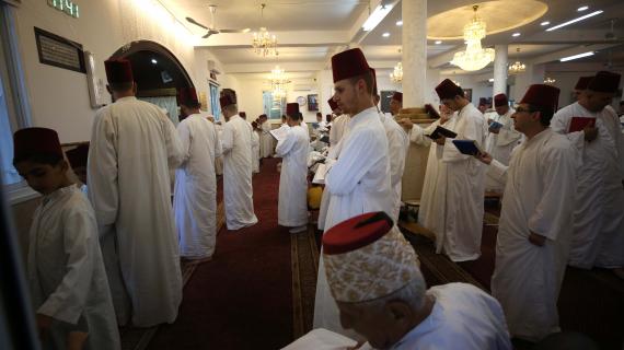 سامريون يصلون داخل كنيس على قمة جبل جرزيم في مدينة نابلس