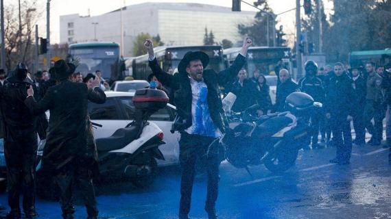 حاخامات صهاينة يواصلون احتجاجاتهم في القدس رفضاً للتجنيد الإجباري بجيش الاحتلال