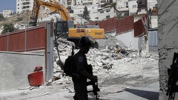 قوات الاحتلال تهدم منزل أحد المواطنيين بحجة عدم الترخيص بمدينة القدس