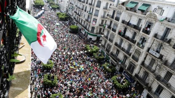 في ذكرى الاستقلال.. الجزائريون يطالبون باستبعاد رموز النظام السابق