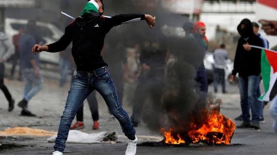 شهيدان وعشرات الإصابات بمواجهات مع الاحتلال بالضفة وغزة