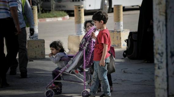 #صور| تظهر معاناة المسافرين العالقين في الجانب المصري من معبر رفح البري في اليوم الثاني لفتحه الاستثنائي لعودة العالقين فقط. تصوير: سامي أبو طبق