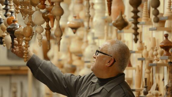 هشام كحيل 56 عاما، يمتهن حرفة النحت على الخشب منذ نحو 38 عاما