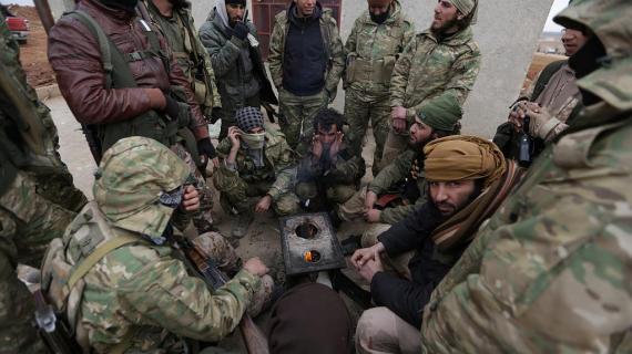 مقاتلو الجيش السوري الحر على مشارف مدينة الباب شمال سوريا