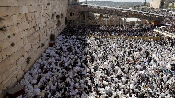 آلاف اليهود يؤدّون طقوس عند حائط البراق في القدس