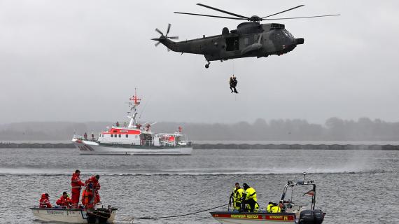 صور مناورات ألمانية يشارك فيها القوارب الشراعية الإقليمية في قاعدة فارنيموند البحرية