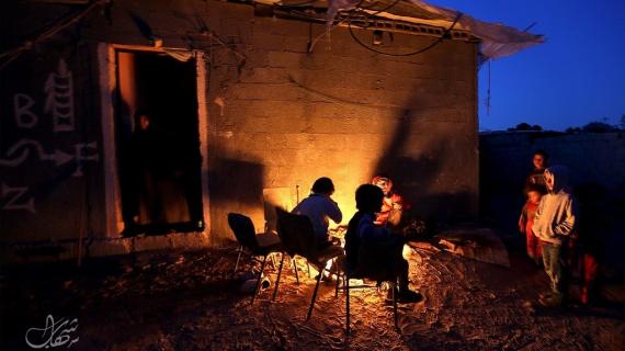 مواطنون يشعلون النار من أجل التدفئة في ظل استمرار موجة البرد في غزة