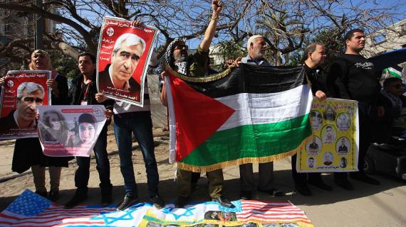 مظاهرة أمام مقر الصليب الأحمر بغزة للمطالبة بالإفراج عن الاسرى في سجون الاحتلال