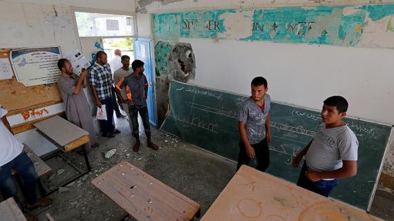 آثار الخراب في مدرسة بخانيونس بعد استهدافها من مدفعية الاحتلال