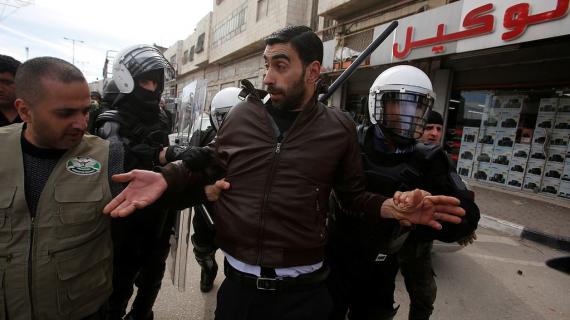 مشاهد من قمع أجهزة السلطة لفعالية احتجاجية على قرار السلطة بتمليك #روسيا لأرض "المسكوبية" في الخليل