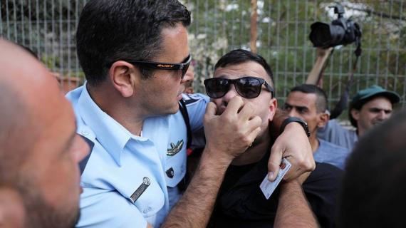 قوات الاحتلال تقمع وقفة أمام القنصلية البريطانية في القدس المحتلة بالذكرى المئوية لوعد بلفور المشؤوم