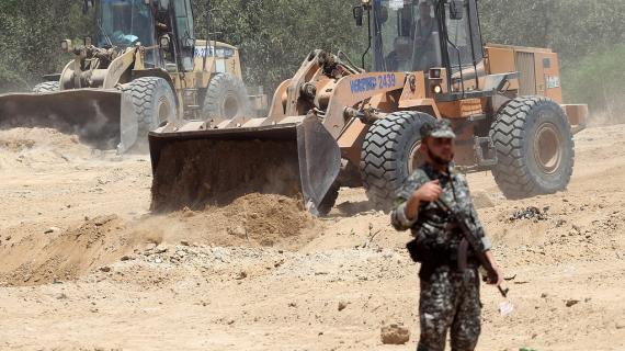 داخلية غزة تواصل أعمال إنشاء منطقة عازلة مع مصر لضبط الحدود