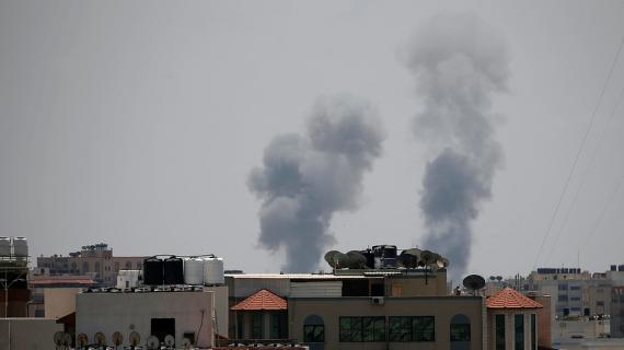 الاحتلال يستهدف عدة مواقع للمقاومة الفلسطينية في قطاع غزة